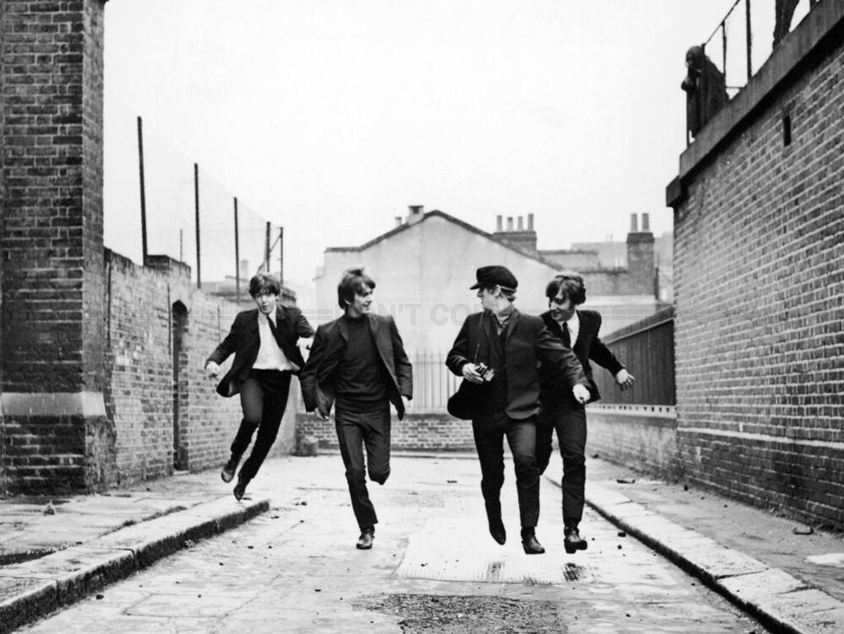 Photo The Beatles en train de courir dans "A Hard Day's Night" en 1964 - 15 x 20