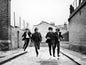 Photo The Beatles en train de courir dans "A Hard Day's Night" en 1964 - 15 x 20