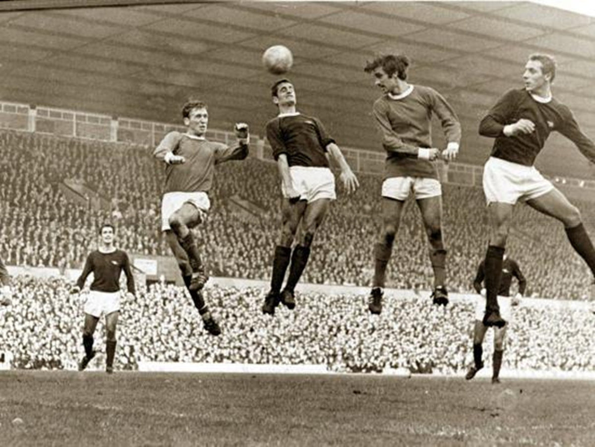 Photo Manchester United & d'Arsenal à Old Trafford, le 07 octobre 1967 - 15 x 20