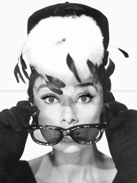 Photo Audrey Hepburn - Holly Golightly dans Diamants sur canapé en 1961 - 15x20