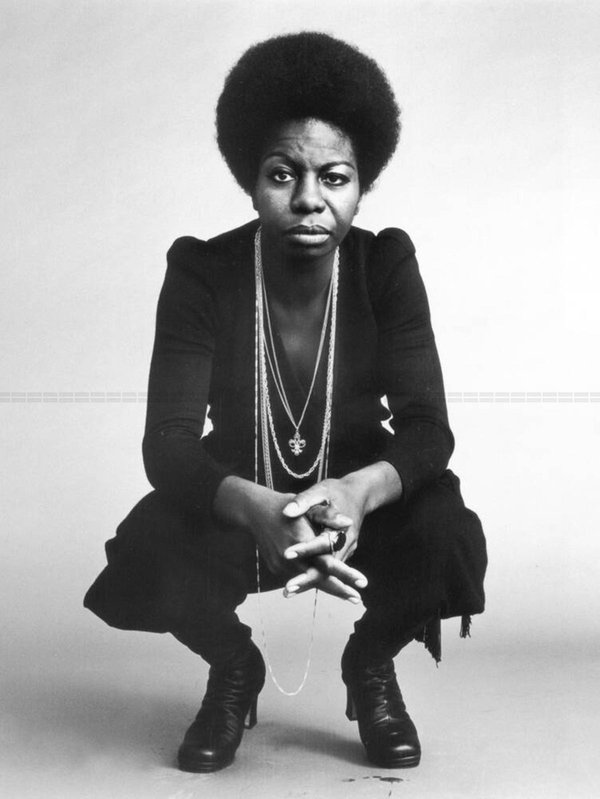 Photo Nina Simone accroupie en équilibre avec les mains jointes, 1969 - 15 x 20