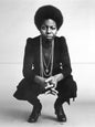 Photo Nina Simone accroupie en équilibre avec les mains jointes, 1969 - 15 x 20