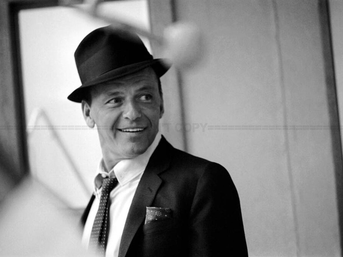 Photo Frank Sinatra avec son chapeau fedora, un costume et une cravate - 15 x 20