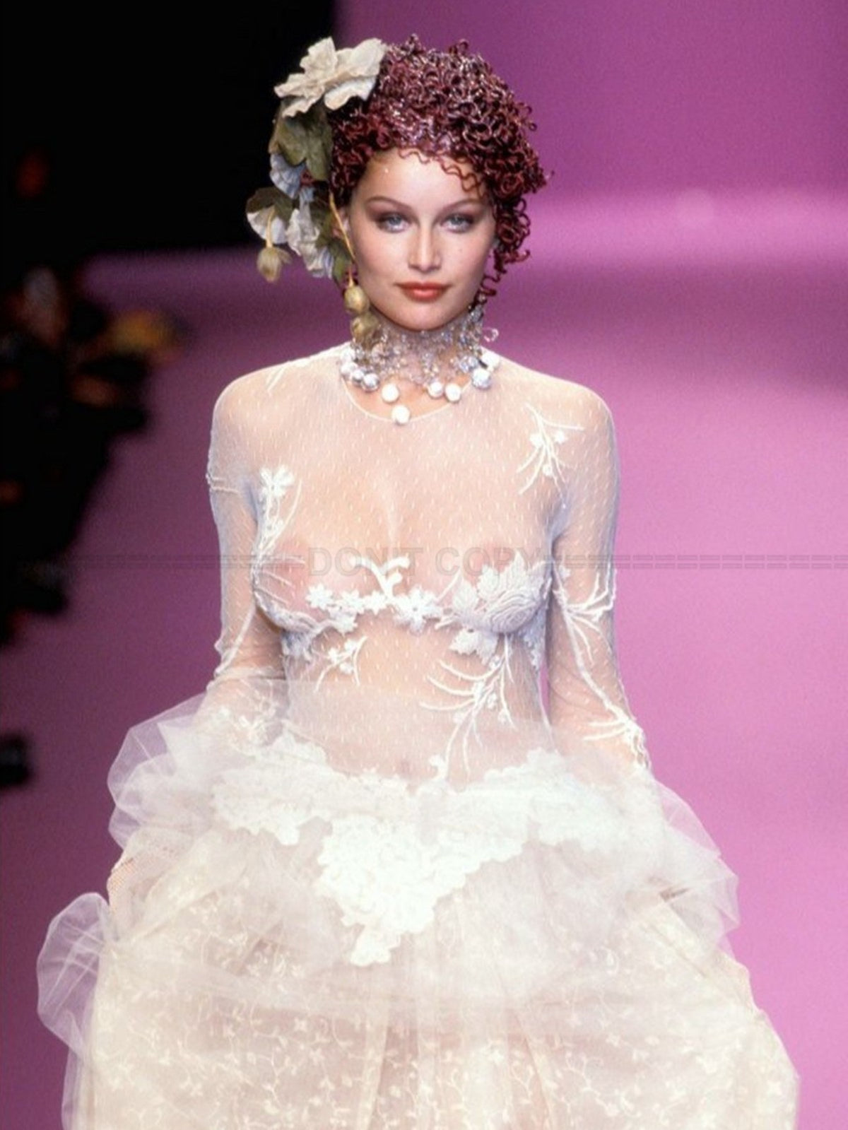 Photo Laetitia Casta en robe blanche sur un podium de mode - Couleur - 15x20