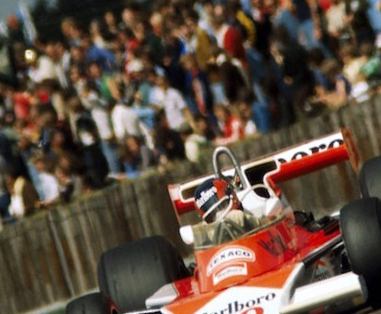 Photo Gilles Villeneuve – McLaren M23B – Grand Prix F1 Silverstone 1977 – 15×20
