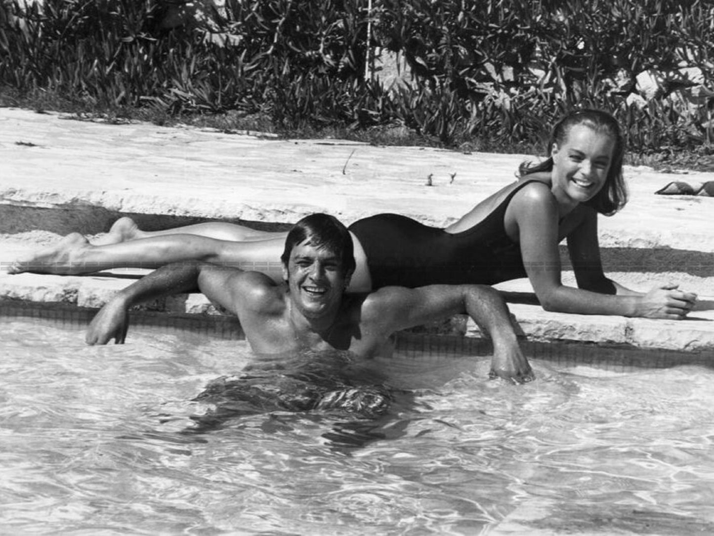Photo Romy Schneider & Alain Delon - Tournage du film La Piscine de 1969 - 15×20