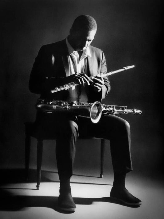 Photo John Coltrane assis avec sa flûte traversière et son saxophone - 15 x 20