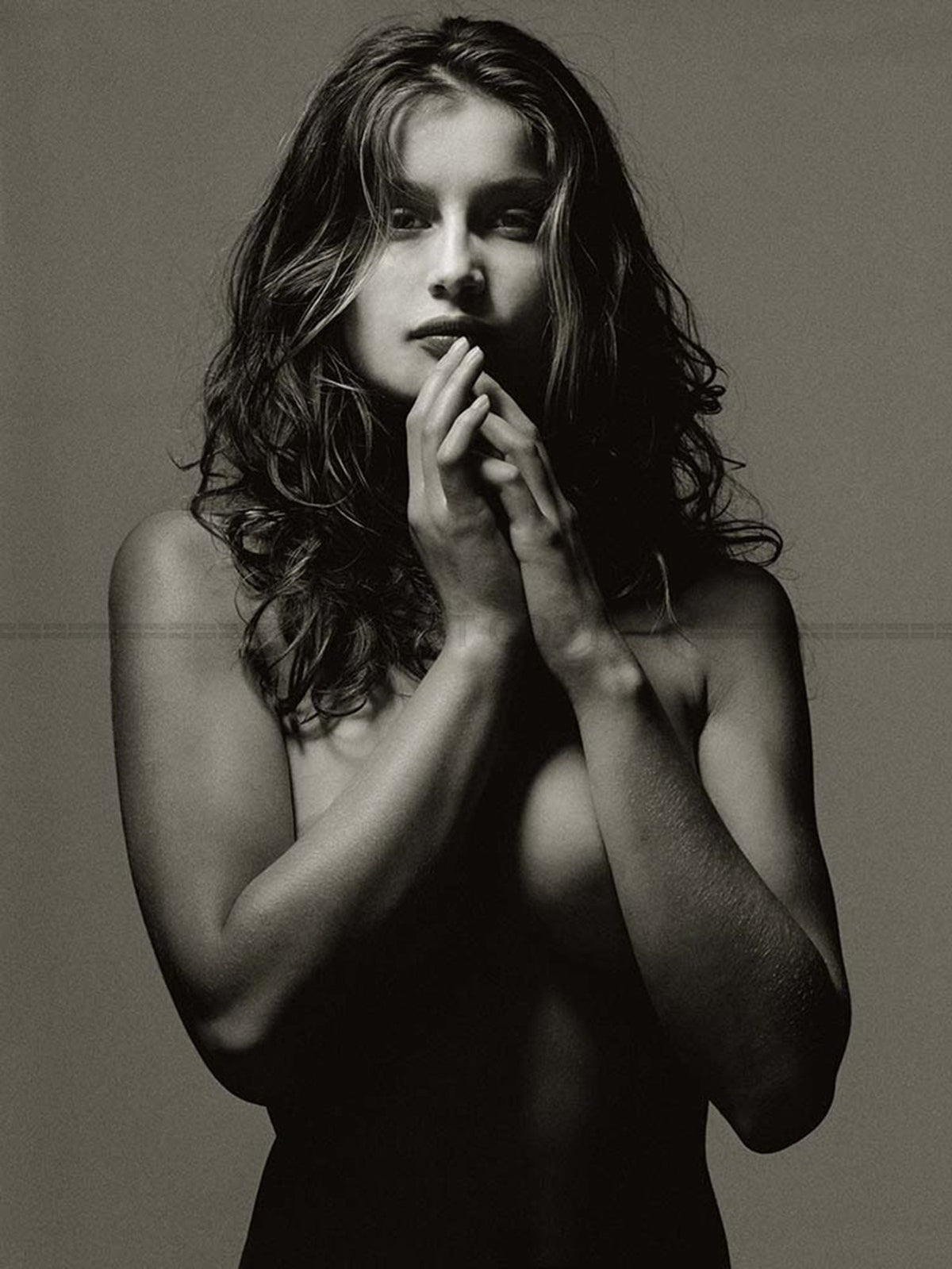 Photo Laetitia Casta les mains jointes à New York City en 1996 - 15x20