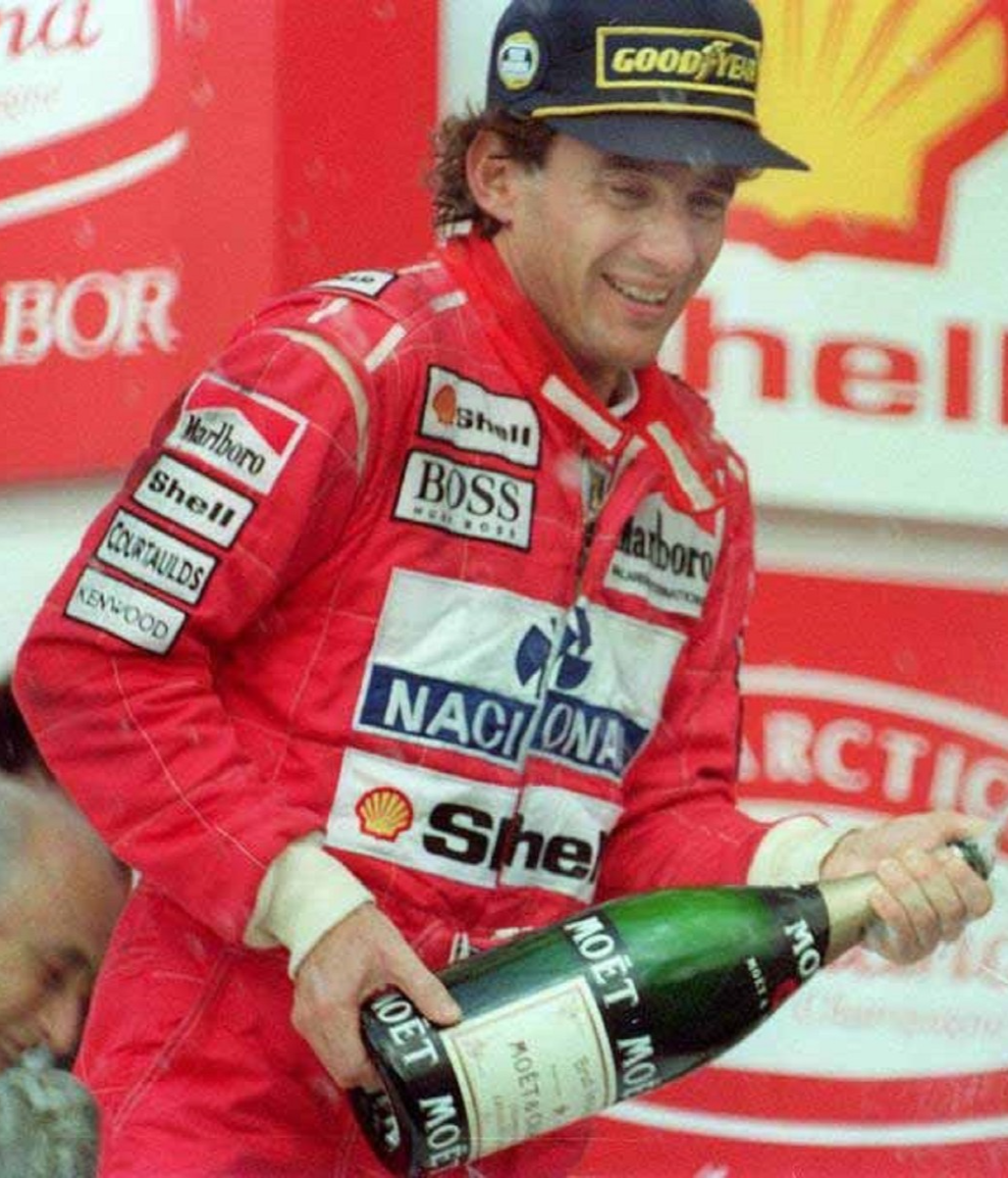 Photo Ayrton Senna – Champagne sur le Podium, Hommage Juan Manuel Fangio – 15×20