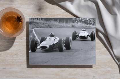Photo Graham Hill devant Jim Clark – Nürburgring 1964 – Duel Mythique F1 – 15×20