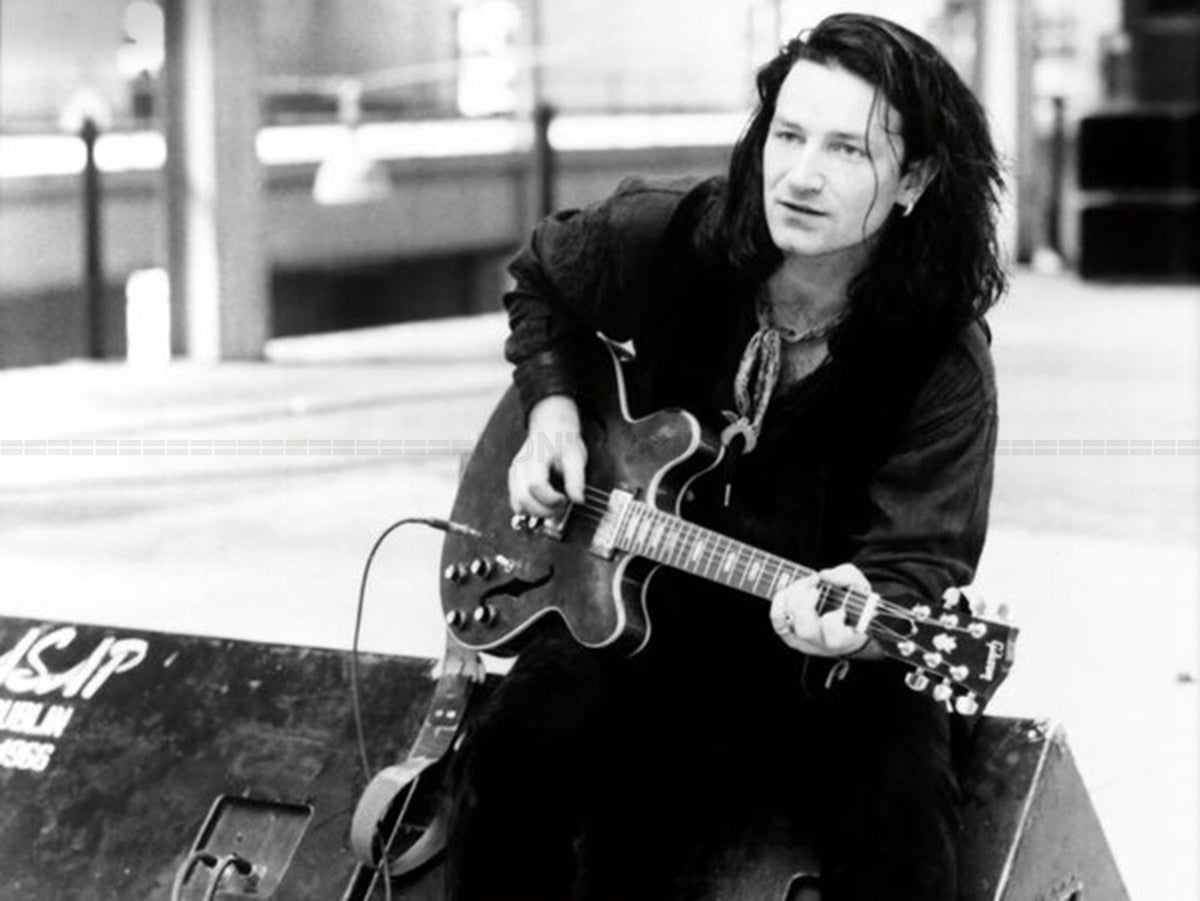 Photo Bono lors du tournage du film documentaire Rattle and Hum, 1988 - 15 x 20