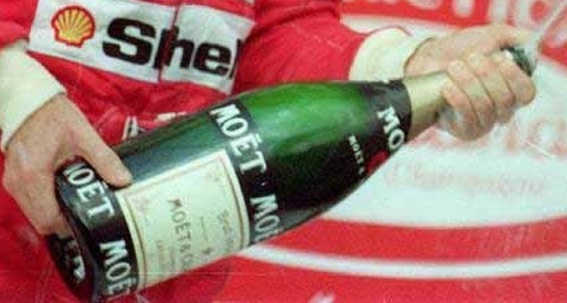 Photo Ayrton Senna – Champagne sur le Podium, Hommage Juan Manuel Fangio – 15×20