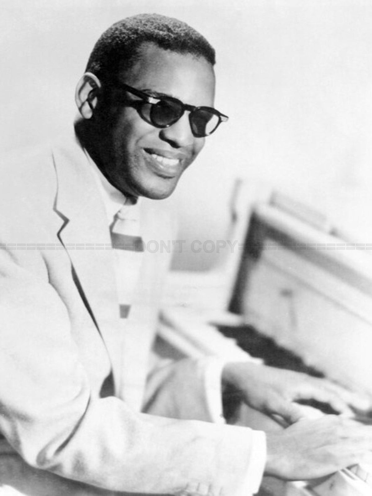 Photo Ray Charles « The Genius », Le Génie souriant en jouant du piano - 15 x 20