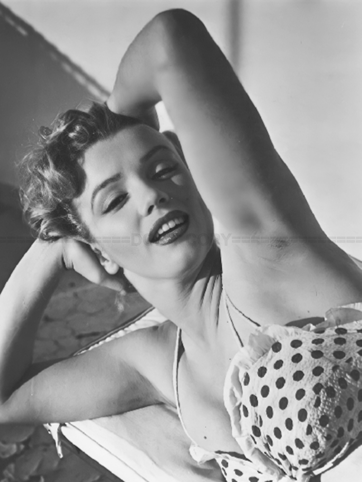 Photo Marilyn Monroe décontractée en maillot de bain à pois vers 1951 - 15x20