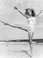 Photo Marilyn Monroe en équilibre sur une plage de Tobay Beach en 1949 - 15x20