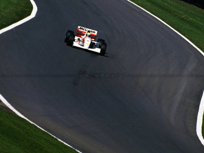 Photo Ayrton Senna – McLaren en pleine trajectoire – Pilotage de légende – 15×20