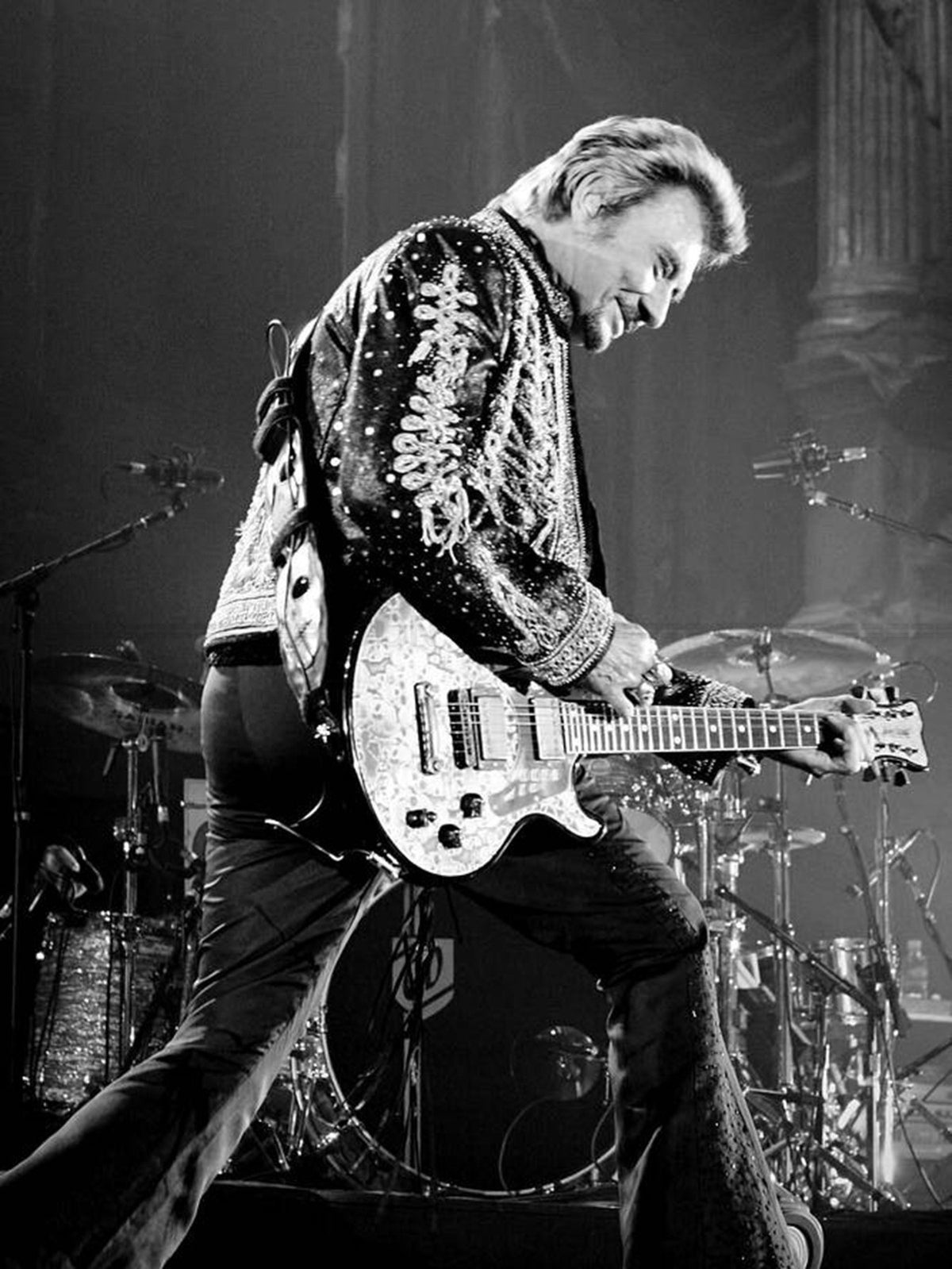 Photo Johnny Hallyday avec sa guitare en pleine performance sur scène - 15 x 20