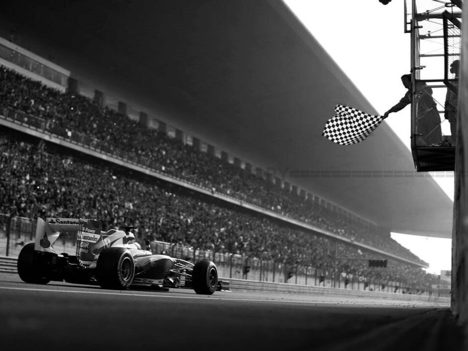 Photo Fernando Alonso – Ferrari F1 – Ligne d'Arrivée et Drapeau à Damier – 15×20