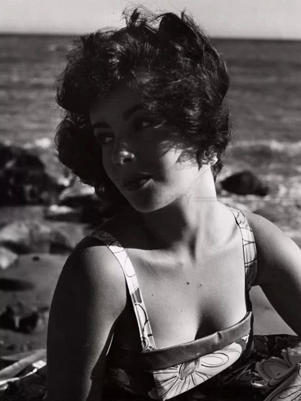 Photo Elizabeth Taylor - Portrait pris sur une plage dans les années 50 - 15x20