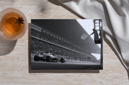 Photo Fernando Alonso – Ferrari F1 – Ligne d'Arrivée et Drapeau à Damier – 15×20