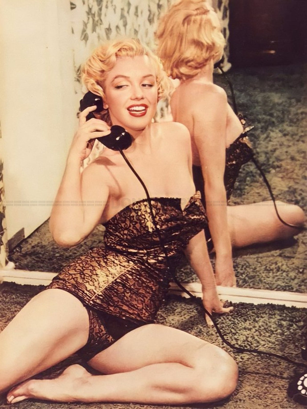 Photo Marilyn Monroe, Pin-up au téléphone assise au sol contre un miroir - 15x20