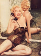 Photo Marilyn Monroe, Pin-up au téléphone assise au sol contre un miroir - 15x20