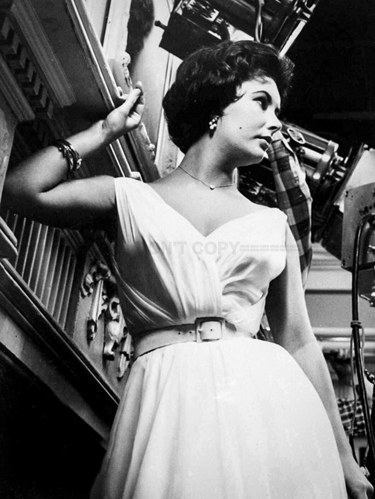 Photo Elizabeth Taylor - Tournage de La Chatte sur un toit brûlant, 1958 - 15x20