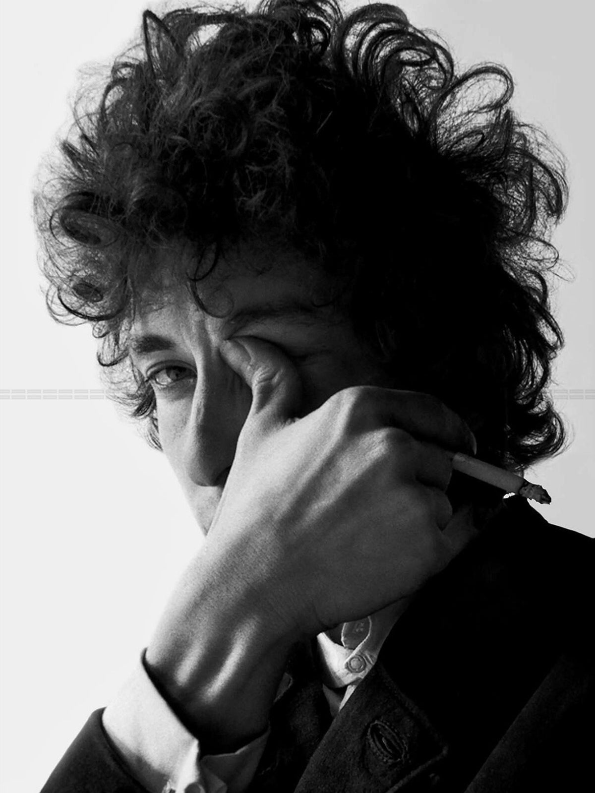 Photo Bob Dylan «Thumb in Eye» avec sa cigarette se frotte l'œil, 1965 - 15 x 20