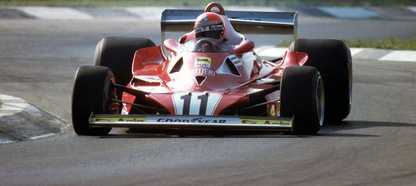 Photo Niki Lauda – Ferrari Formule 1 1977 – Légende du sport automobile – 15×20