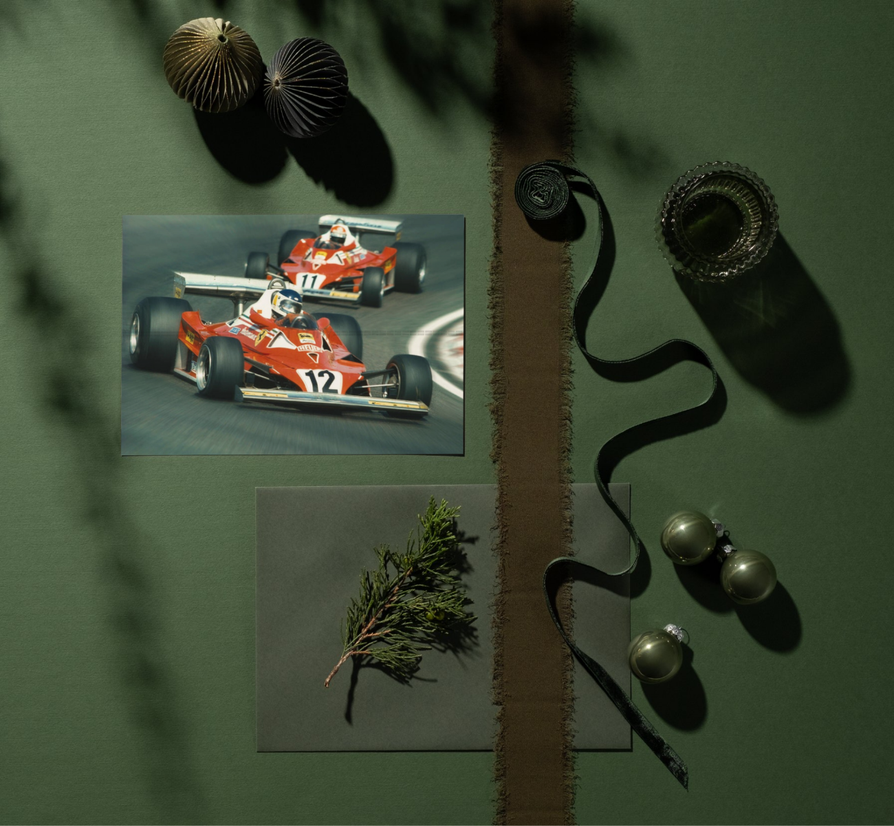 Photo Niki Lauda – Scuderia Ferrari 312 T2 – Saison 1977 – Duel en piste – 15×20