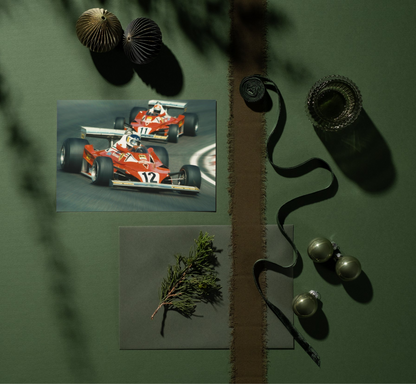 Photo Niki Lauda – Scuderia Ferrari 312 T2 – Saison 1977 – Duel en piste – 15×20