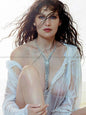 Photo Laetitia Casta vêtue d'une tunique blanche et d'un collier en 2018 - 15x20