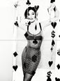 Photo Monica Bellucci en tenue à motifs de cartes et symboles monétaires - 15x20