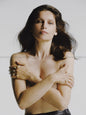 Photo Laetitia Casta les bras croisés avec des bagues ornées de perles - 15x20