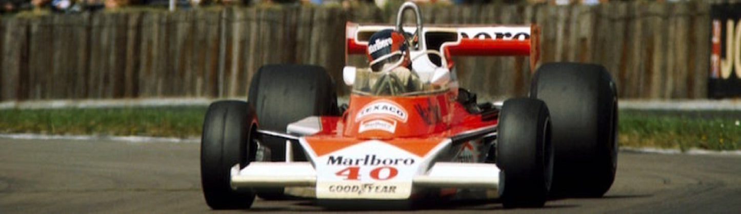 Photo Gilles Villeneuve – McLaren M23B – Grand Prix F1 Silverstone 1977 – 15×20