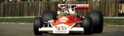 Photo Gilles Villeneuve – McLaren M23B – Grand Prix F1 Silverstone 1977 – 15×20