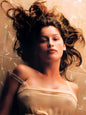 Photo Laetitia Casta allongée sur un sol carrelé - Couleur - 15x20