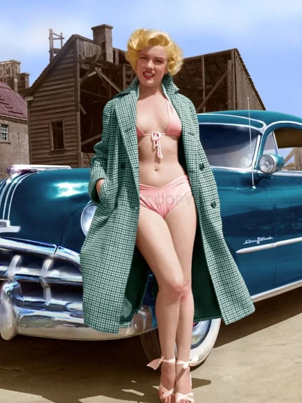 Photo Marilyn Monroe en bikini et manteau à carreaux devant une voiture - 15x20