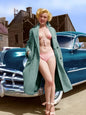 Photo Marilyn Monroe en bikini et manteau à carreaux devant une voiture - 15x20