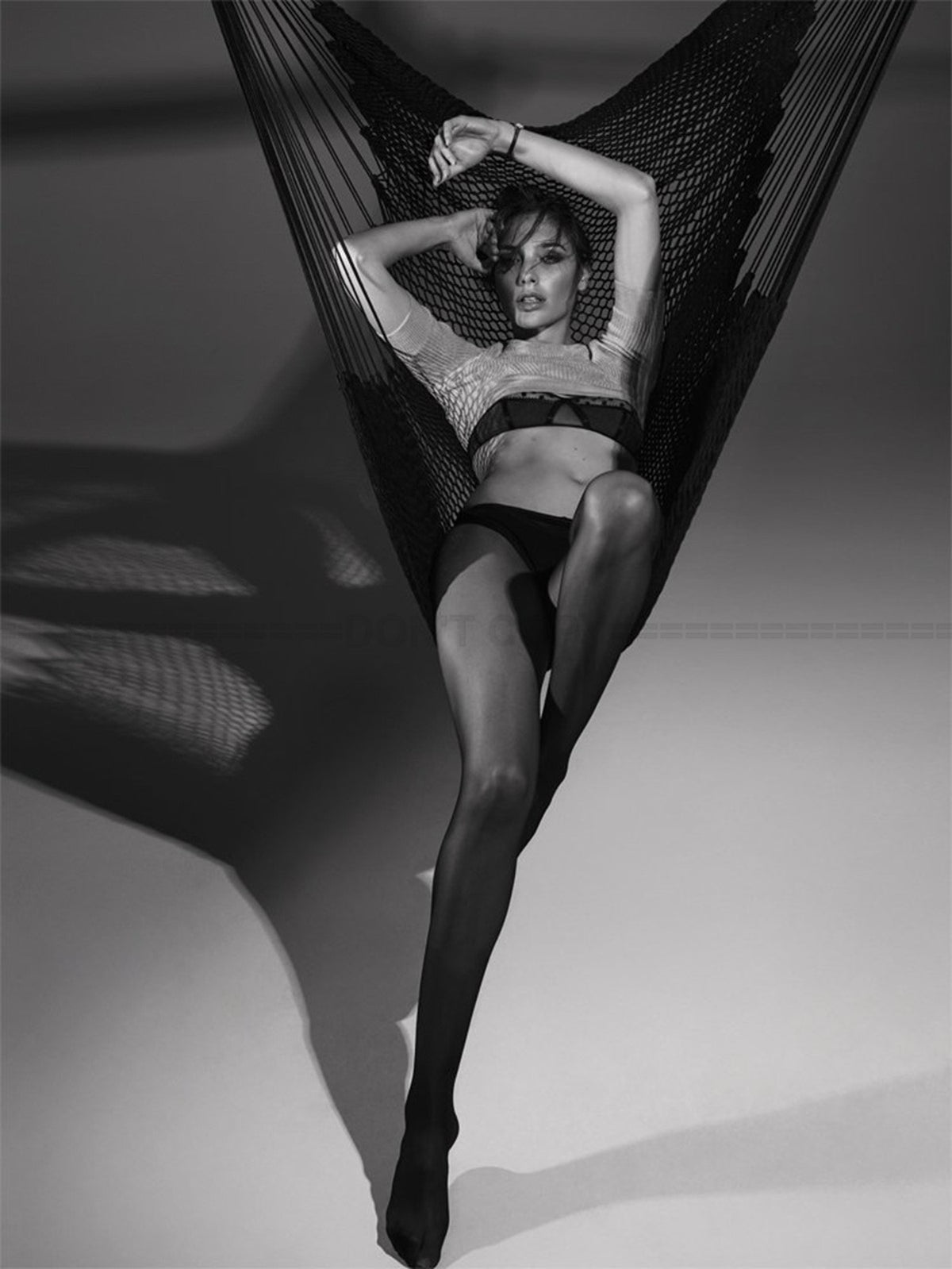 Photo Gal Gadot en collants noirs dans un hamac avant Wonder Woman, 2017 - 15x20