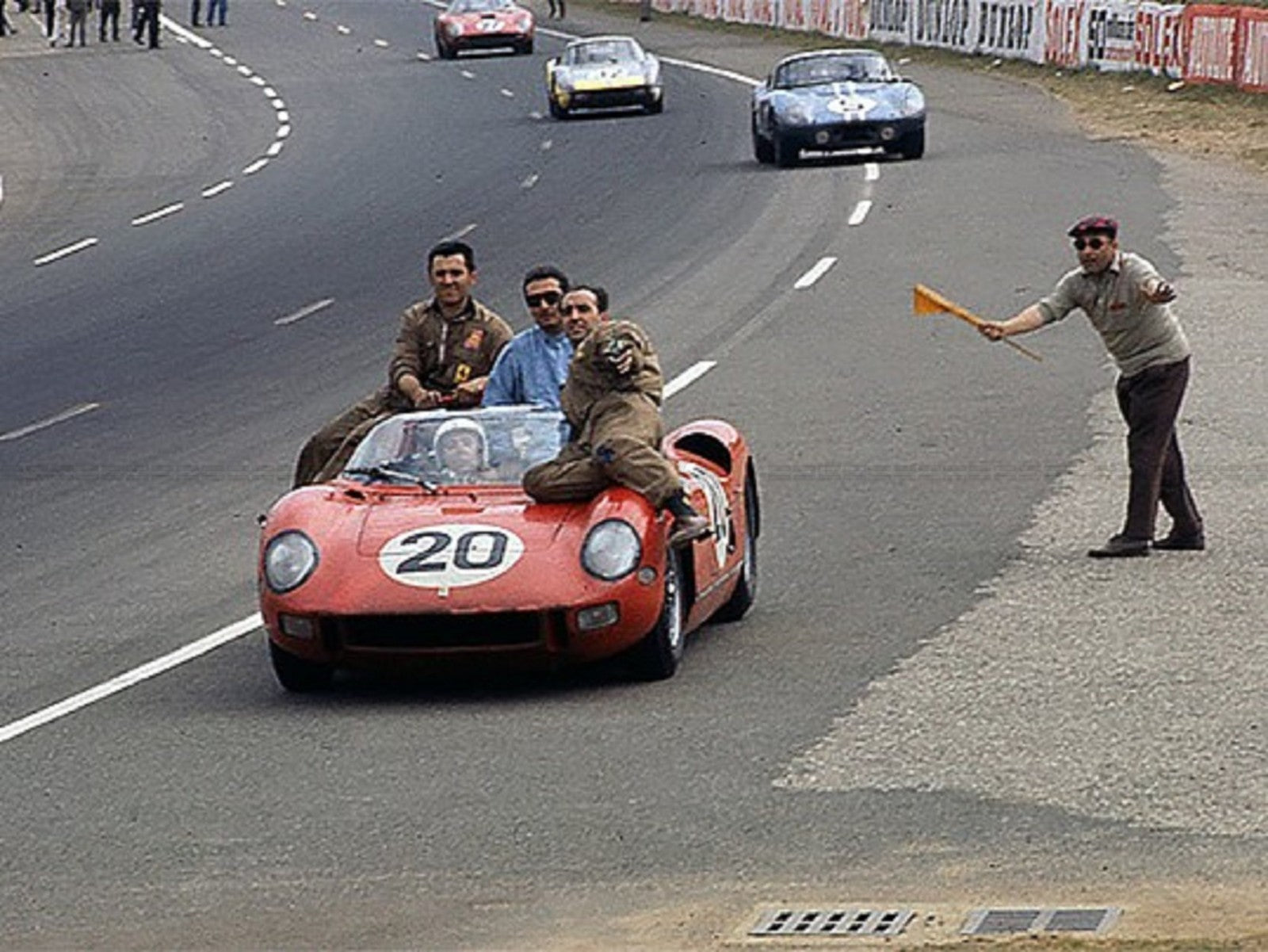 Photo Nino Vaccarella, Jean Guichet - Ferrari 275P n°20 (1964) - Couleur - 15x20