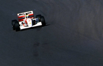 Photo Ayrton Senna – McLaren en pleine trajectoire – Pilotage de légende – 15×20