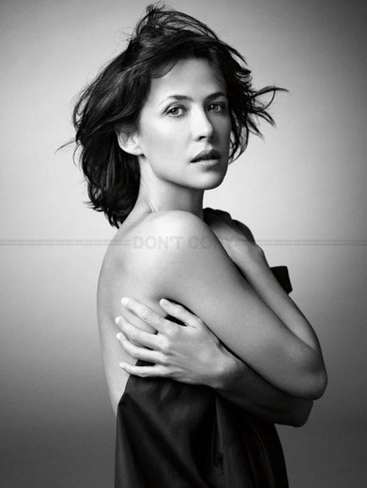 Photo Sophie Marceau de profil, les bras croisés sur la poitrine en 2003 - 15×20