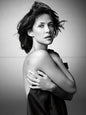 Photo Sophie Marceau de profil, les bras croisés sur la poitrine en 2003 - 15×20
