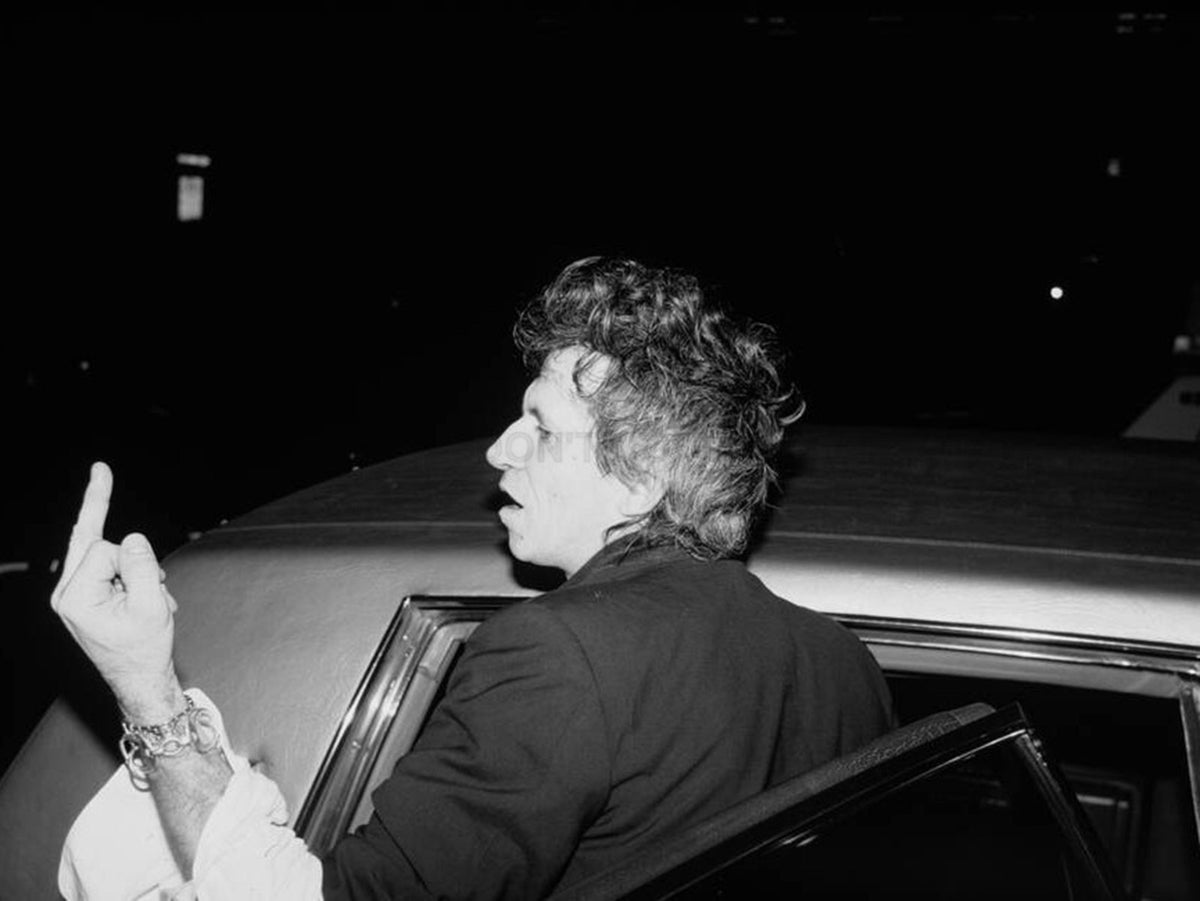 Photo Keith Richards des Rolling Stones fait un doigt d'honneur, 1980 - 15 x 20