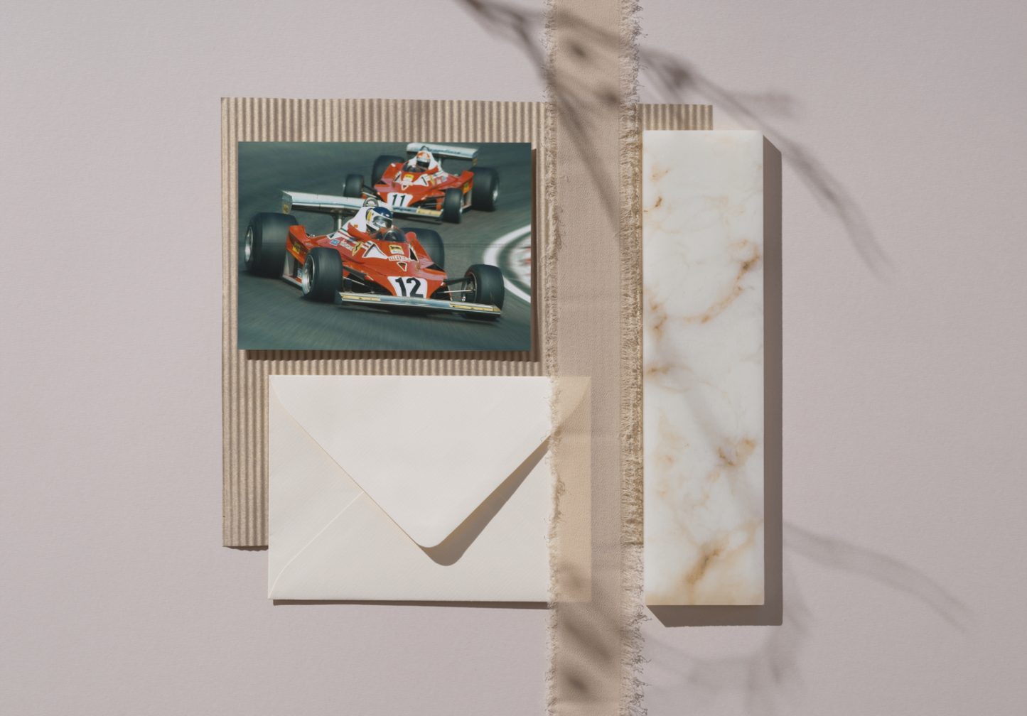 Photo Niki Lauda – Scuderia Ferrari 312 T2 – Saison 1977 – Duel en piste – 15×20