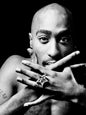 Photo Tupac les mains croisées avec sa bague en forme d'étoile en 1993 - 15 x 20