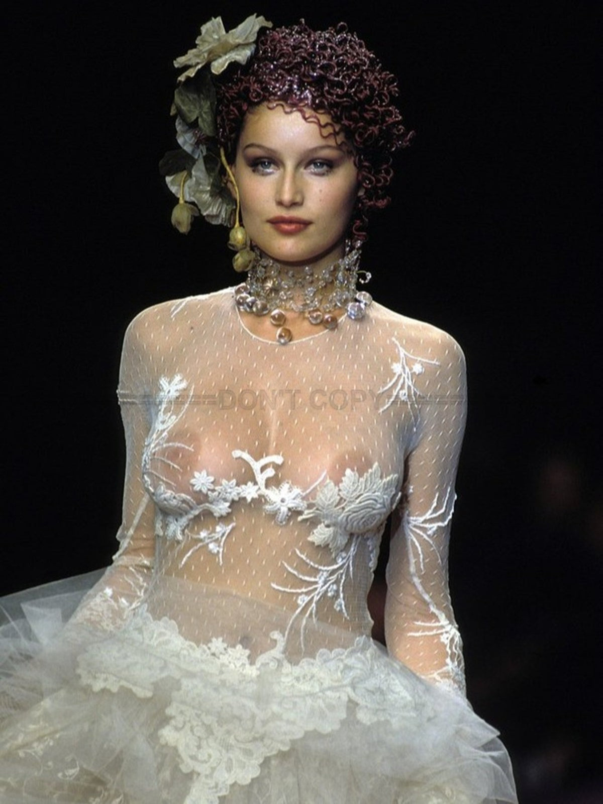 Photo Laetitia Casta sur un podium de défilé de mode, vêtue d'une robe - 15x20