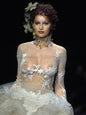 Photo Laetitia Casta sur un podium de défilé de mode, vêtue d'une robe - 15x20