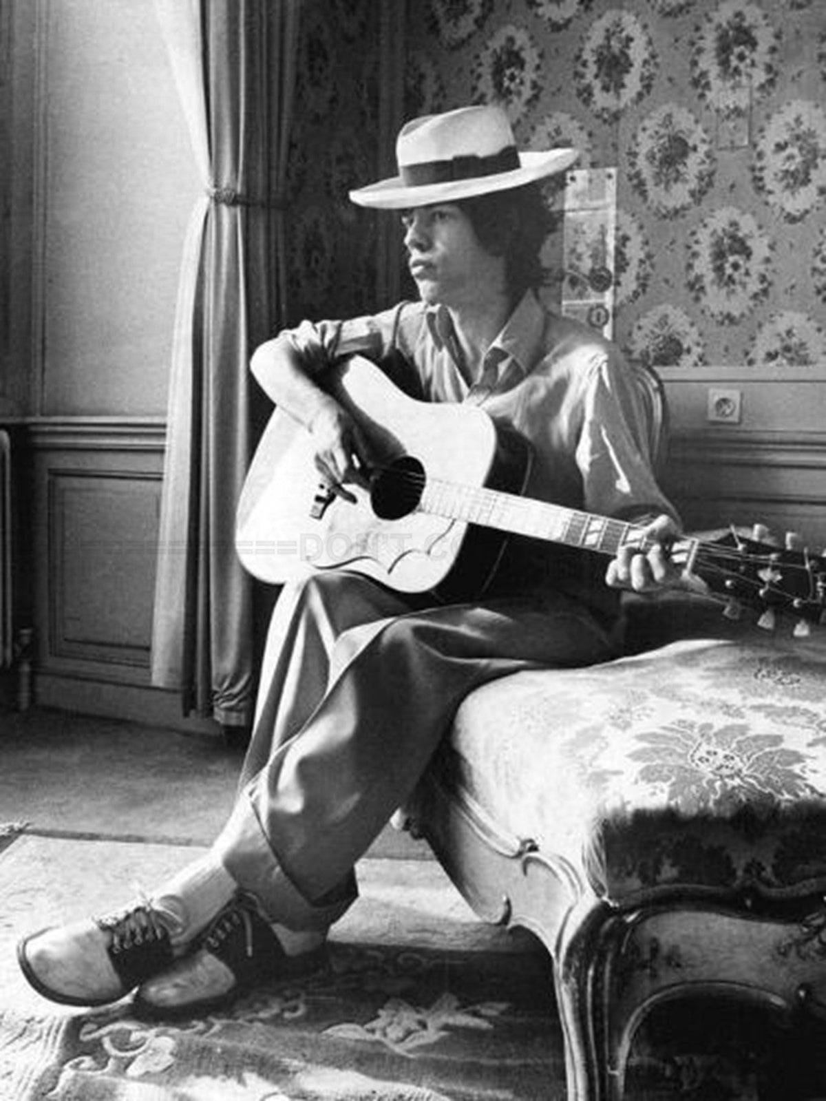 Photo Mick Jagger avec sa guitare lors de son séjour à Vienne en 1973 - 15 x 20